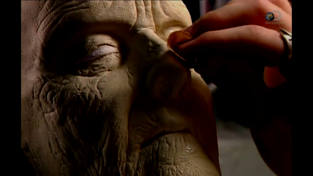 Sculpter le visage âgée du modèle avec le plasticine collé sur la réplique de son visage.