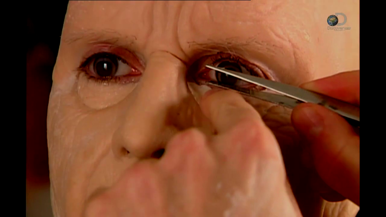 Collage des poches sous les yeux , fabriqués préalablement.